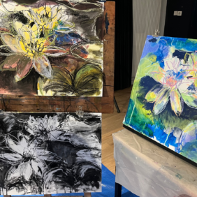 trois tableaux de peinture représentants des fleurs façon Monet