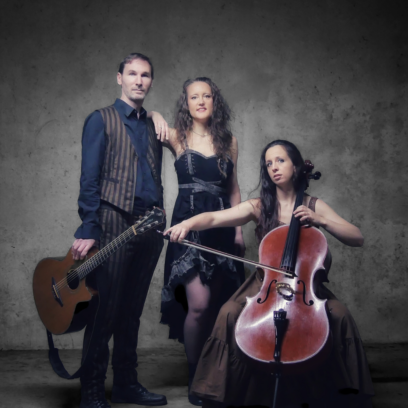 Trio de personnes : à gauche, un homme en costume avec veston tenant une guitare dans sa main, au centre une femme brune en robe noire et à droite un femme assise jouant du violoncelle - Agrandir l'image, fenêtre modale